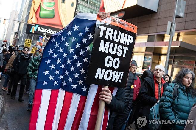 28일(현지시간) 미국 뉴욕에서 열린 이란 공습 반대 시위 [EPA=연합뉴스]