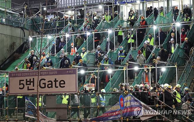 연장근무 후 퇴근하는 삼성전자 평택캠퍼스 P4 건설 노동자들 (평택=연합뉴스) 서명곤 기자 = 지난달 24일 오후 7시께 경기도 평택시 삼성전자 평택캠퍼스 4공장(P4) 현장에서 건설 노동자들이 퇴근을 하고 있다. 2026.3.2 seephoto@yna.co.kr