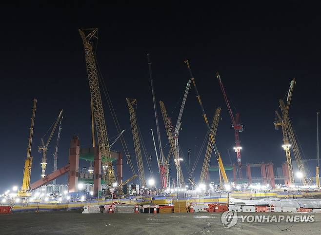건설 중인 삼성전자 평택캠퍼스 P5 (평택=연합뉴스) 서명곤 기자 = 지난달 24일 저녁 경기도 평택시 삼성전자 평택캠퍼스 5공장(P5) 건설 현장에 설치된 조명이 밤하늘을 밝히고 있다.  2026.3.2 seephoto@yna.co.kr