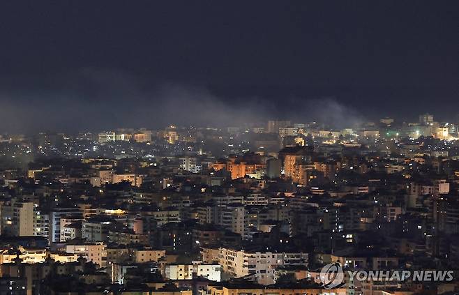 2일(현지시간) 이스라엘의 공습으로 연기가 피어오르는 레바논 베이루트 [로이터=연합뉴스. 재판매 및 DB 금지]