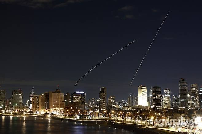 텔아비브 상공의 요격미사일 (텔아비브 신화=연합뉴스) 2026년 3월 1일 이스라엘 텔아비브 상공에서 이란의 공습에 대응하기 위해 이스라엘군이 발사한 요격미사일들의 궤적을 촬영한 장시간 노출 사진. (Photo by Jamal Awad/Xinhua) 2026.3.2.