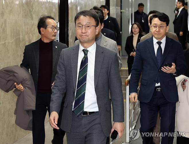 비공개 의원총회 입장하는 한병도 원내대표 (서울=연합뉴스) 배재만 기자 = 더불어민주당 한병도 원내대표가 1일 국회에서 열린 비공개 의원총회에 입장하고 있다. 2026.3.1 scoop@yna.co.kr