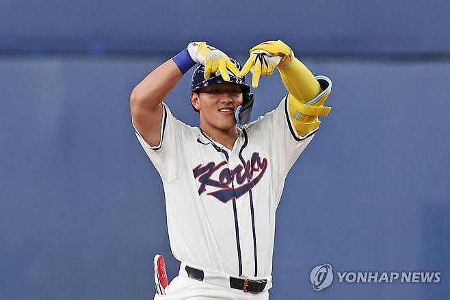 안현민 '앞서가자' (오사카=연합뉴스) 임화영 기자 = 2일 일본 오사카 교세라돔에서 열린 월드베이스볼클래식(WBC) 평가전 한국 대표팀과 일본 프로야구 한신 타이거스와의 경기.
1회초 2사 1, 3루 한국 안현민이 1타점을 친 뒤 기뻐하고 있다. 2026.3.2
hwayoung7@yna.co.kr
()