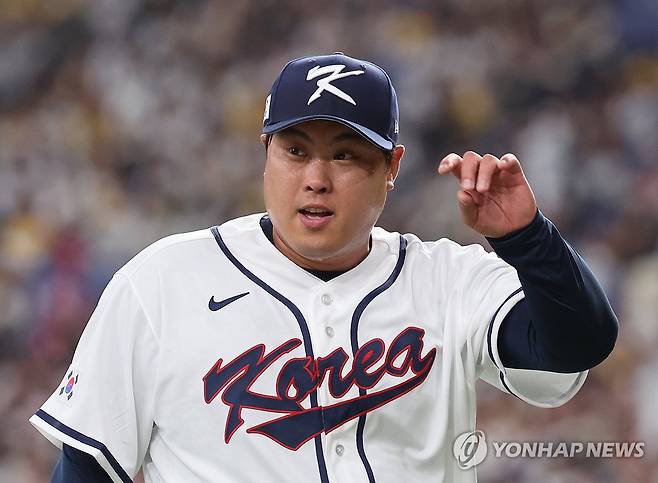 미소 보이는 류현진 (오사카=연합뉴스) 임화영 기자 = 2일 일본 오사카 교세라돔에서 열린 월드베이스볼클래식(WBC) 평가전 한국 대표팀과 일본 프로야구 한신 타이거스와의 경기.
    6이닝과 7회말 연속 무실점으로 이닝을 마친 류현진이 더그아웃으로 향하며 미소짓고 있다. 2026.3.2 hwayoung7@yna.co.kr