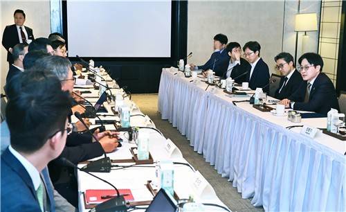 싱가포르 현지 진출 기업 간담회  (서울=연합뉴스) 김정관 산업통상부 장관은 2일(현지시간) 싱가포르 샹그릴라호텔에서 이재명 대통령 싱가포르 국빈 순방 계기에 현대차, LG전자, 셀트리온, 한화오션 등 싱가포르 현지에 진출한 기업 관계자 등이 참석한 가운데 '싱가포르 현지 진출기업 간담회'를 주재했다. [산업통상부 제공. 재판매 및 DB 금지