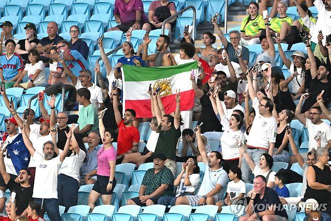 이란 여자 대표팀을 응원하는 이란 교민들 [로이터=연합뉴스]