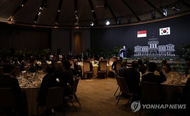 이재명 대통령, 싱가포르 국빈만찬 발언 (싱가포르=연합뉴스) 한상균 기자 = 이재명 대통령이 2일 싱가포르 카펠라 호텔에서 열린 국빈방문 공식만찬에서 발언하고 있다. 2026.3.2 xyz@yna.co.kr
