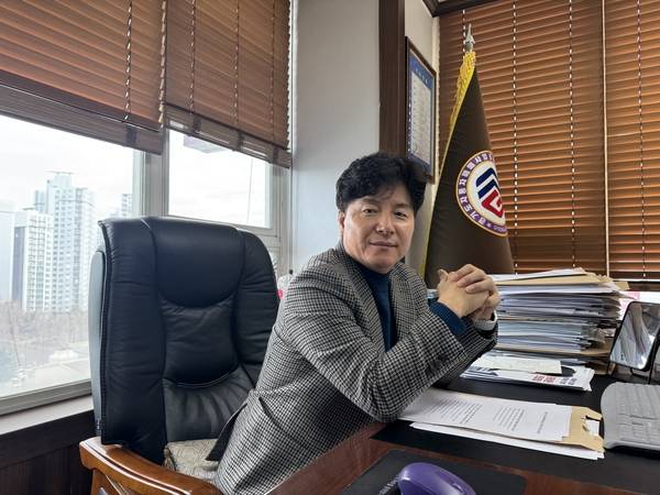 지난달 27일 만난 김남윤 경기도자동차매매조합장은 “믿고 사고 팔 수 있는 시장, 그것이 중고차 업계가 나아가야 할 방향”이라고 말했다. 사진/마주영기자 mango@kyeongin.com