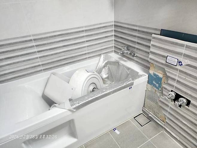 ▲ 화장실 수전과 변기가 설치돼 있지 않은 모습. /사진제공=입주예정자.