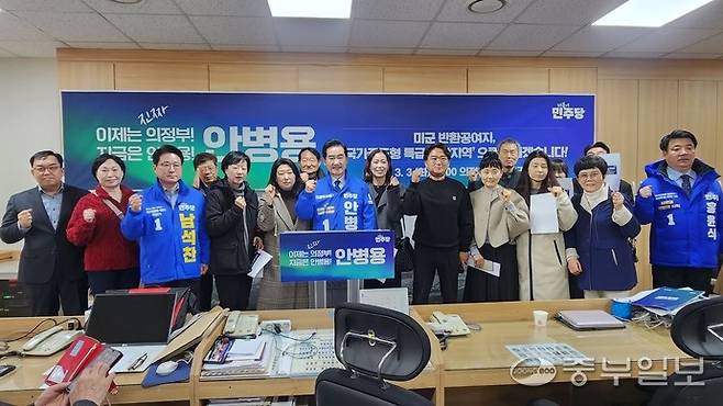 안병용 더불어민주당 의정부시장 예비후보가 3일 시청 브리핑룸에서 기자회견을 마친 뒤 지지자들과 기념촬영하고 있다. 김창학기자