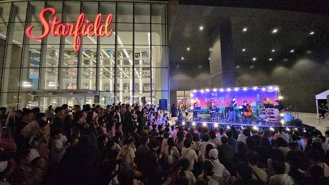 지난해 12월 안성 스타필드에서 연 공연에 모여든 시민들이 뜨거운 호응을 보낸다. 사진=리썸앙상블