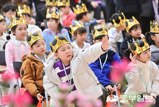 3일 오전 수원시 장안구 대평초등학교에서 열린 입학식에서 신입생이 친구와 인사하고 있다. 임채운기자