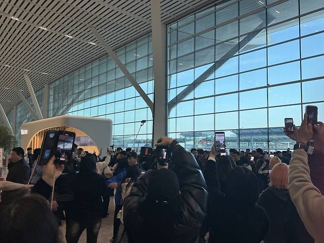 인천국제공항이 촬영 인파로 북새통인 모습.