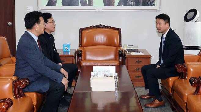 더불어민주당 한병도 원내대표와 국민의힘 송언석 원내대표가국회 운영위원장실에서 회동하고 있다./ 연합뉴스