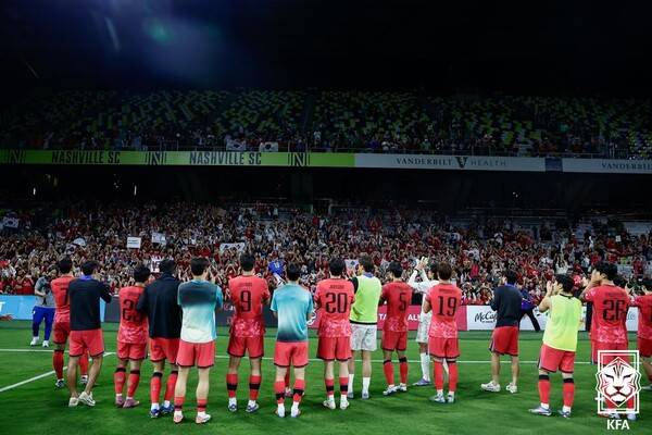 미국 테네시주 내슈빌의 지오디스파크에서 열린 한국과 멕시코의 친선경기에서 대표팀 선수들이 2대2 무승부로 경기를 마친 뒤 관중을 향해 인사하고 있다. 연합뉴스