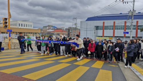 ◇1일 3·1절 107주년 기념 제27회 양양군민건강걷기대회가 양양남대천 일대에서 열린 가운데 참가자들이 출발을 알리는 시총소리와 함께 힘차게 걸어나가고 있다. 양양=김보경기자