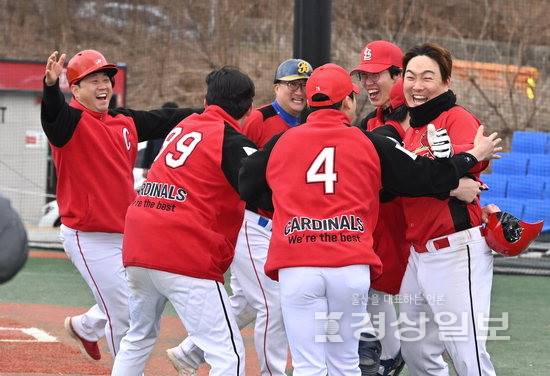 ▲ 지난 1일 울산 중구야구장에서 열린 울산야구대회 일요리그 결승전에서 카디널스 선수들이 끝내기안타로 우승한 뒤 환호하고 있다. 김동수기자 dskim@ksilbo.co.kr