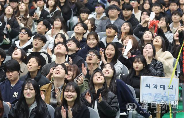 지난달 27일 계명대학교 성서캠퍼스에서 열린 입학식에서 신입생들이 학교 태권도시범단의 축하 공연을 보며 즐거워 하고 있다. 안성완 기자 asw0727@imaeil.com