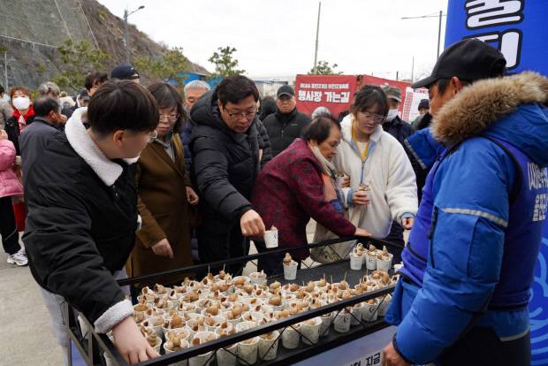 축제장 시식코너를 찾은 관광객들. 울진군 제공.