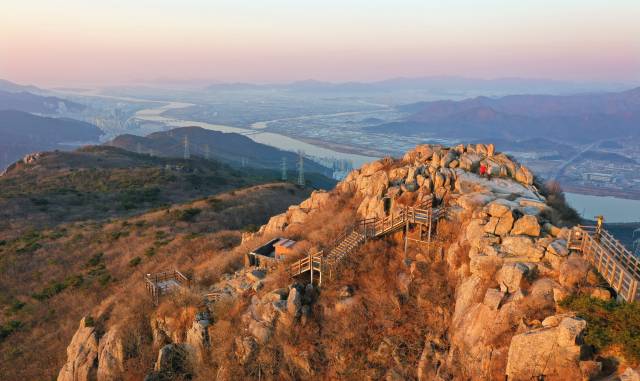 부산의 상징 금정산이 우리나라 24번째이자 최초의 도심형 국립공원으로 지정돼 3일부터 본격적인 국립공원 시대를 연다. 금정산 최고봉인 고당봉(801.5m)이 아침 햇빛에 붉게 물들어 장관을 연출하고 있다. 정종회 기자 jjh@