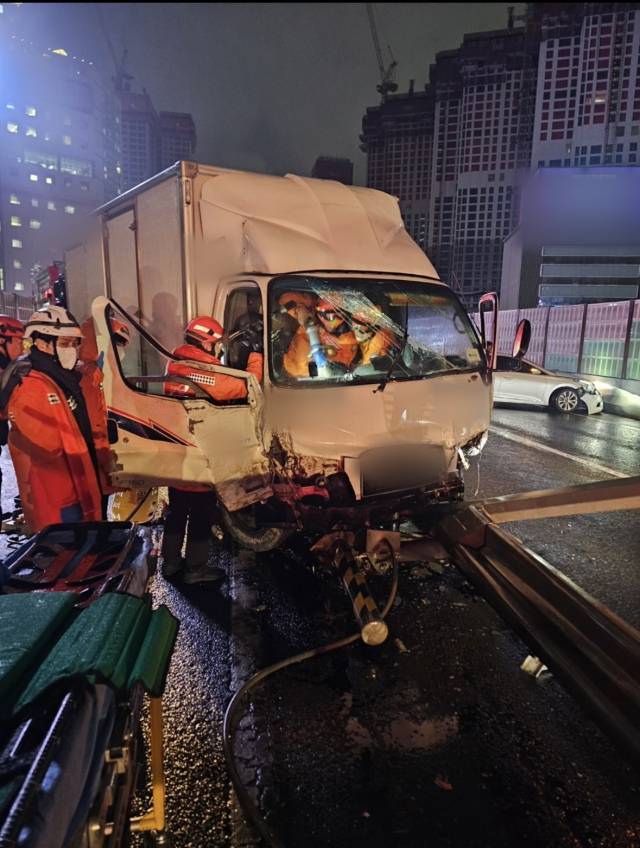 3일 부산경찰청에 따르면 2일 오후 7시 25분께 사상구에서 부산진구 방면으로 이어지는 동서고가 진양램프 200m 지점에서 50대 남성 A 씨가 몰던 2.5t(톤) 화물 트럭이 1차로에서 달리다 중앙 가드레일을 들이받았다. 부산경찰청 제공.
