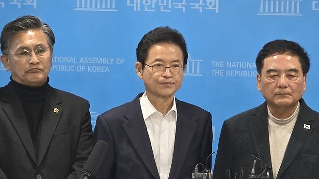 ▲ 3일 국회에서 이철우 경북지사와 대구·경북 지자체장, 광역의회 의장, 국회의원들이 '대구·경북 행정통합법 특별법'의 신속한 처리를 촉구하는 기자회견을 열고 있다. 황재승 기자