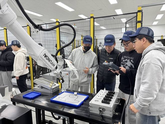 ▲ 경북도 라이즈(RISE) 사업의 핵심 축인 모빌리티혁신대학이 HD현대로보틱스와 손잡고 지역 기술혁신 거점 구축에 속도를 내고 있다. 사진은 실무교육장면, 경북도 제공