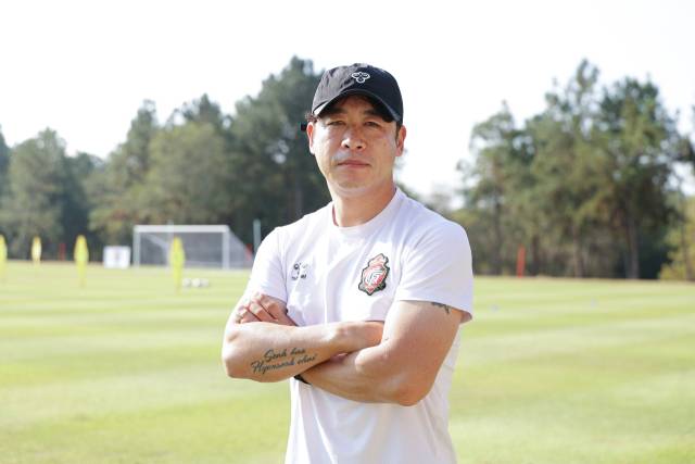 지난 2월 태국 치앙마이 전지훈련지에서 배성재 경남FC 감독이 포즈를 취하고 있다./한국프로축구연맹/