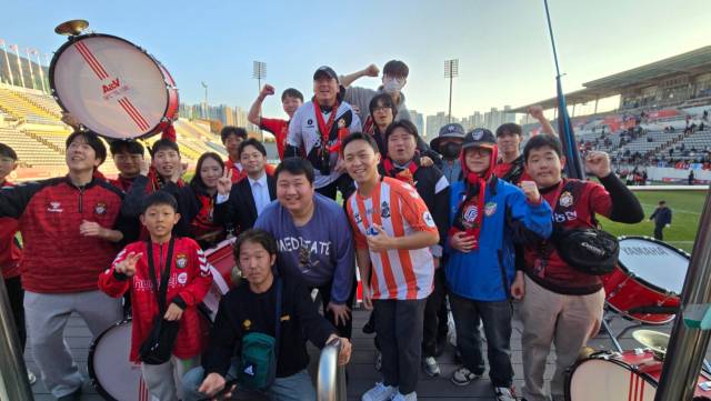 경남FC 서포터즈 ‘아브’ 회원들이 파이팅을 외치고 있다./아브/