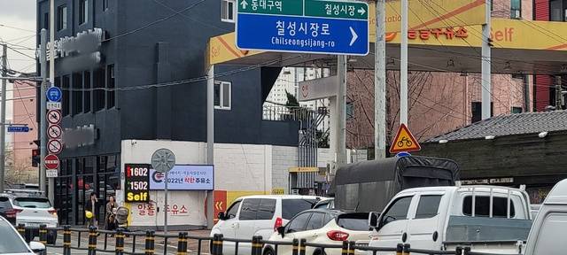 미국과 이스라엘의 이란 공습 여파로 인해 국제 유가가 급등 조짐을 보이면서 국내 기름값 상승에 대한 우려가 커진 가운데 3일 오전 대구 북구 한 주유소에 차량행렬이 이어지고 있는 모습이다. 권영진 기자