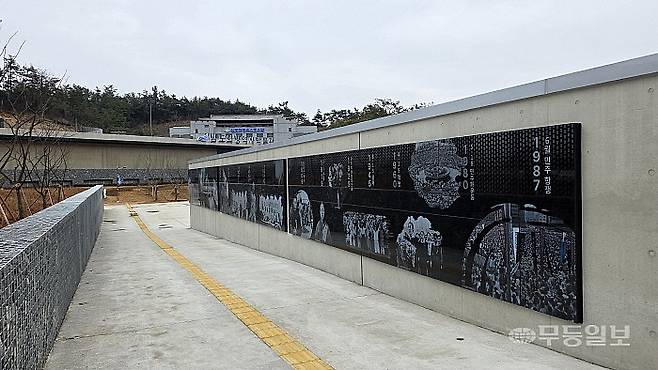 남도의병역사박물관 주차장에서 1층으로 이동하는 길.