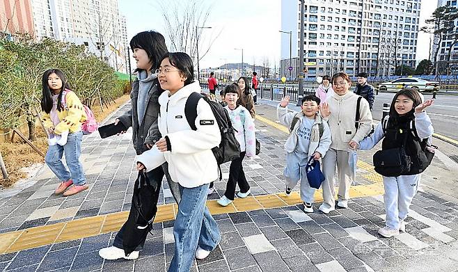 운수초 개교, 등교 첫걸음 V 3일 오전 광주 광산구 선운지구 운수초등학교 교문 앞에서 학생들이 보호자의 손을 잡고 설레는 표정으로 첫 등교를 하고 있다. 광주지역에서 7년 만에 신설된 운수초는 이날 개교와 함께 본격적인 학사 운영에 들어갔다. 양광삼기자 ygs02@mdilbo.com