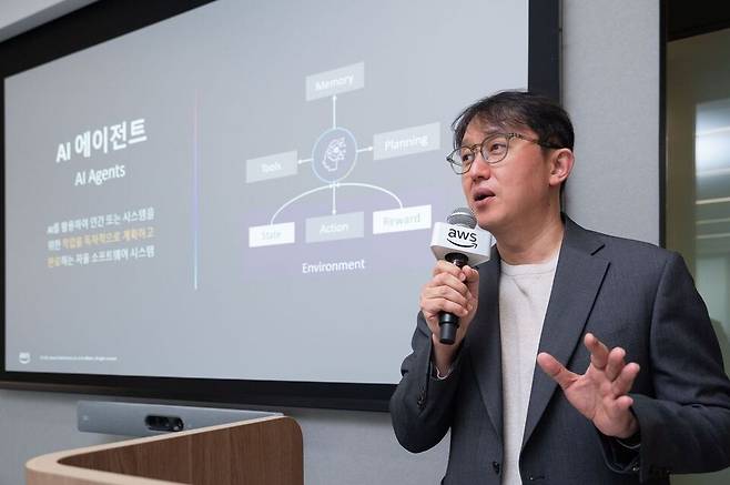 김기완 AWS코리아 솔루션 아키텍트 총괄이 올해 AI 시장에서 AI 에이전트 확산을 전망했다.&nbsp;&nbsp;/ 사진 = AWS코리아