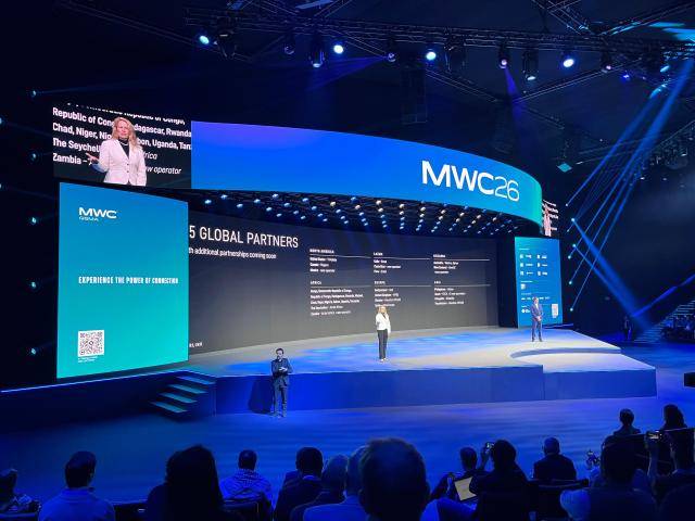 2일(현지시간) 스페인 바르셀로나에서 열린 세계 최대 이동통신 전시회 '모바일 월드 콩그레스(MWC) 2026'rm에&nbsp;윈 숏웰 스페이스X 사장과 마이클 니콜스 스페이스X 스타링크 부문 수석부사장이 참석해 연설을 하고 있다.&nbsp;&nbsp; [사진=나선혜 기자]