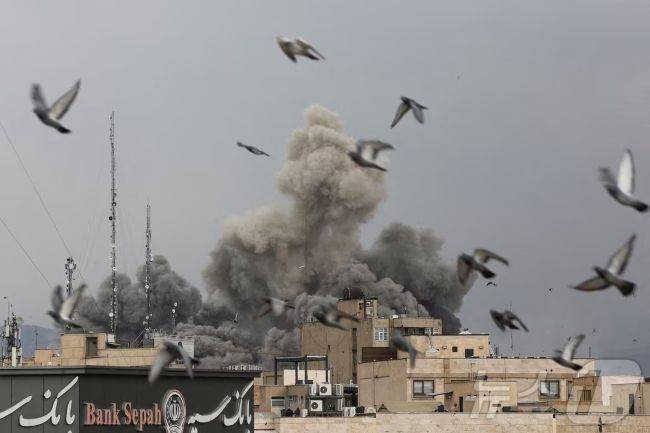 2일(현지시간) 이란 테헤란 시내에서 이스라엘과 미군의 공격으로 먼지구름이 피어오르고 있다. /사진=뉴스1