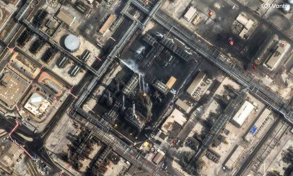 2일 미국·이스라엘과 이란 간의 갈등 속에 이란의 드론 공격을 받은 사우디아라비아 라스타누라 정유시설의 화재를 진압하기 위한 작업들이 위성 사진에 포착되었다. 2026. 03. 02 [로이터=연합뉴스]
