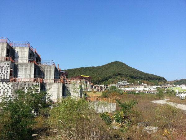 도심 속 흉물로 전락한 경기도 파주시 통일동산 콘도미니엄 건설현장. (사진=연합뉴스)