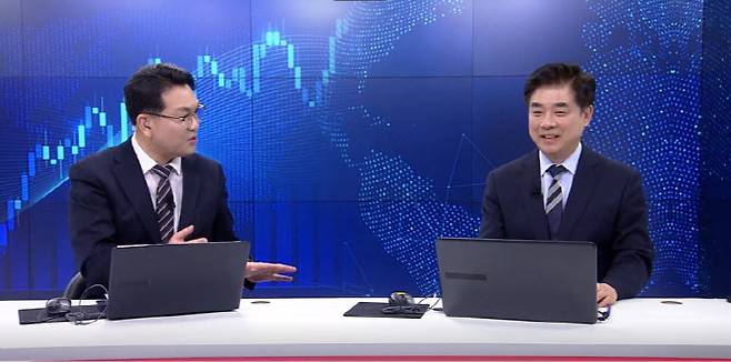[사진=어쨌든 경제 방송 캡쳐] 김병욱 전 청와대 정무비서관(사진 우측)이 지난 27일 이데일리TV '어쨌든 경제' 방송 프로그램에 출연해 앵커를 맡고 있는 유은길 경제전문기자(사진 좌측)의 질문을 듣고 있다.