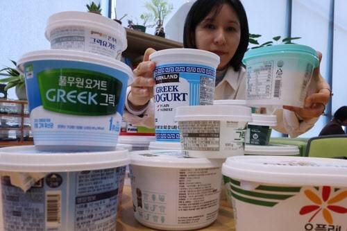 소비자시민모임 관계자가 비교 대상 제품을 살펴보는 모습.(사진=연합뉴스)