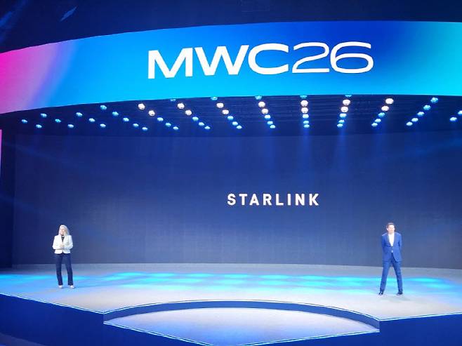 그윈 숏웰(왼쪽) 스페이스X 사장 겸 최고운영책임자(COO)와 마이크 니콜스 스페이스X 스타링크 부문 수석부사장이 2일(현지시간) MWC26에서 '스타링크와 함께하는 위성-모바일 통신 기술의 미래' 주제로 기조연설을 하고 있다.(사진=이소현 기자)