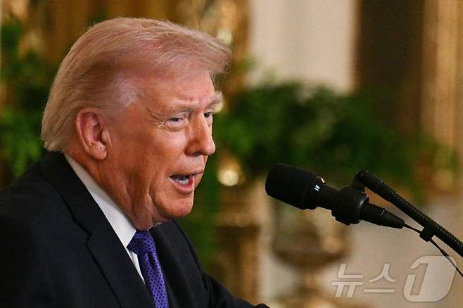 도널드 트럼프 미국 대통령이 2일(현지시간) 워싱턴DC 백악관에서 열린 명예훈장 수여식에서 연설하고 있다. 2026.03.02. ⓒ AFP=뉴스1