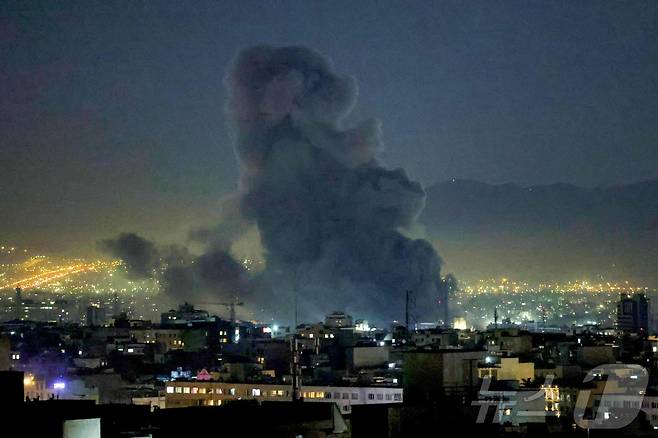 미국과 이스라엘의 폭격으로 연기가 피어나고 있는 이란 테헤란. ⓒ AFP=뉴스1