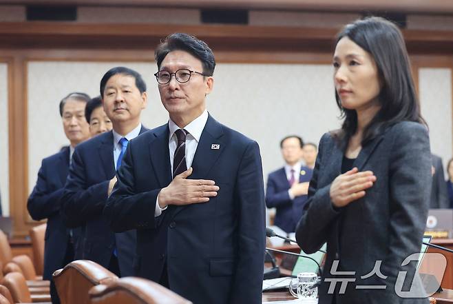 김민석 국무총리와 국무위원들이 3일 서울 종로구 정부서울청사에서 열린 국무회의에서 국민의례를 하고 있다. 2026.3.3 ⓒ 뉴스1 임세영 기자