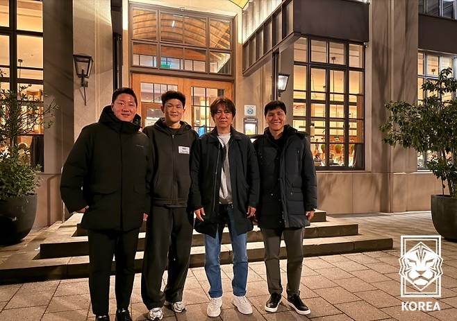 독일에서 김민재(왼쪽에서 두 번째)와 만난 대표팀 코칭스태프. (KFA 제공)