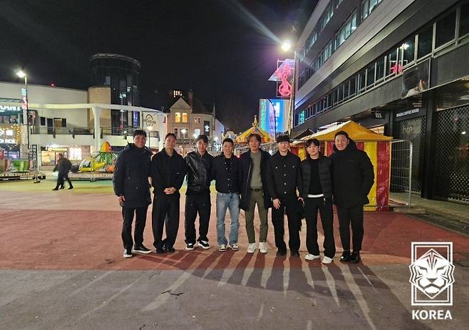 영국에서 활약하는 대표 선수들을 만난 대표팀 코칭스태프. (KFA 제공)