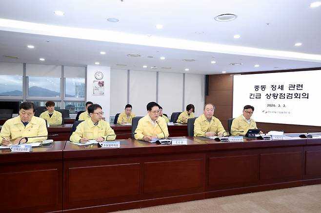 동서발전은 지난달 28일 발생한 이란 사태와 관련해 국제 정세 불확실성이 확대됨에 따라 즉시 비상대책반을 가동하고, 발전연료 수급 위험 사전 차단 및 안정적인 전력공급 체계 유지방안을 논의하기 위해 3일 긴급 상황점검회의를 개최했다.