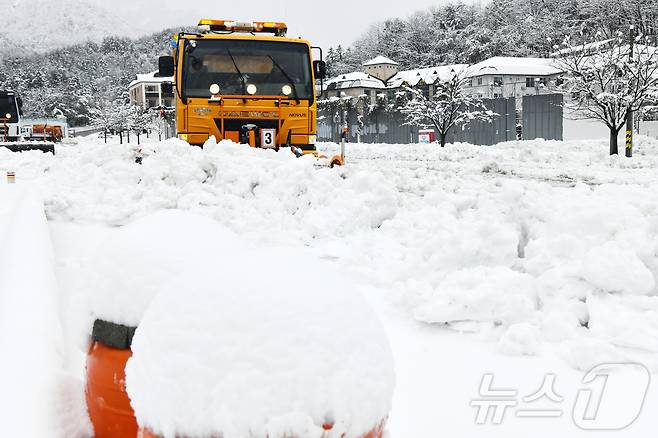 3일 폭설이 내린 강원 속초시 설악산국립공원 주차장에서 제설작업이 진행되고 있다.(속초시 제공, 재판매 및 DB 금지) 2026.3.3
