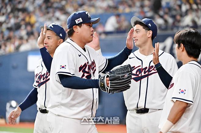 WBC 대한민국 야구대표팀의 류현진이 2일 일본 오사카 교세라돔에서 열린 한신 타이거즈와 연습경기 7회말 수비를 마친 뒤 더그아웃으로 들어가며 동료들과 하이파이브를 하고 있다. 오사카 | 박진업 기자 upandup@sportsseoul.com