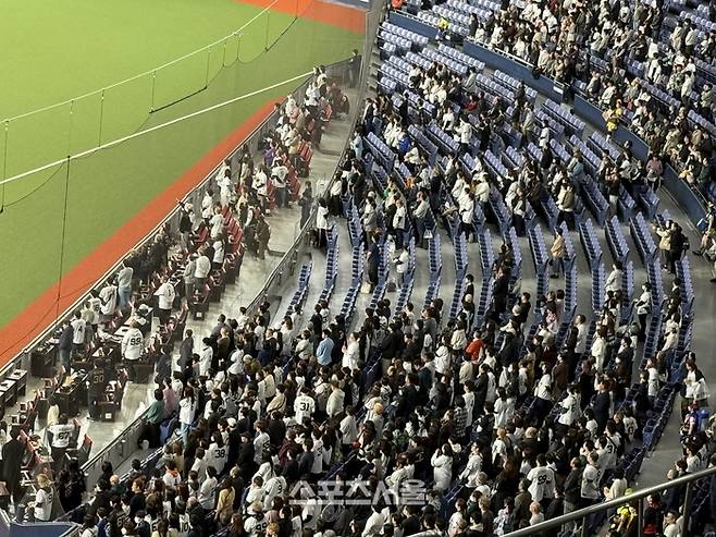 애국가 제창 때 기립 예우 갖춘 오릭스 팬들의 모습. 오사카 | 박연준 기자 duswns0628@sportsseoul.com