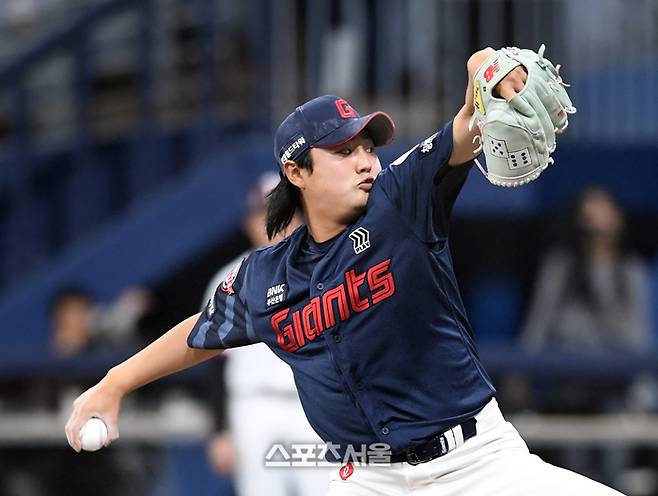 롯데 정철원이 1일 서울 고척스카이돔에서 열린 2025 KBO리그 키움과 경기 8회말 등판해 힘차게 공을 던지고 있다. 고척 | 박진업 기자 upandup@sportsseoul.com